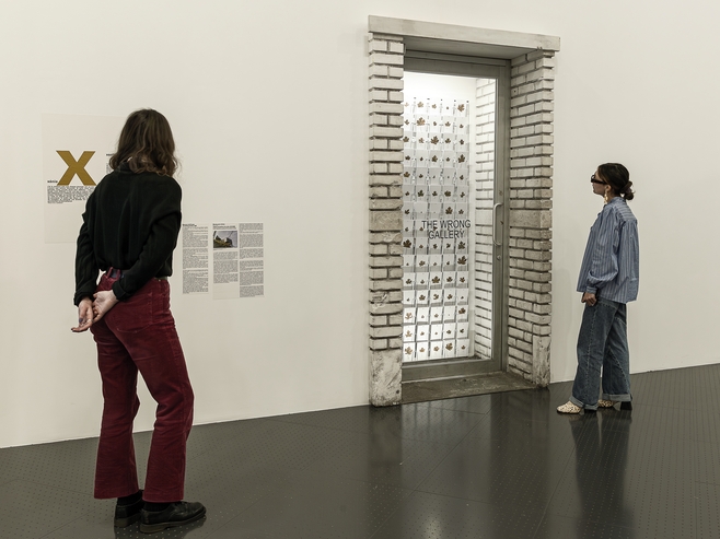 Toutes les feuilles d'un arbre (Œuvres sans artistes) dans The Wrong Gallery (Maurizio Cattelan)
